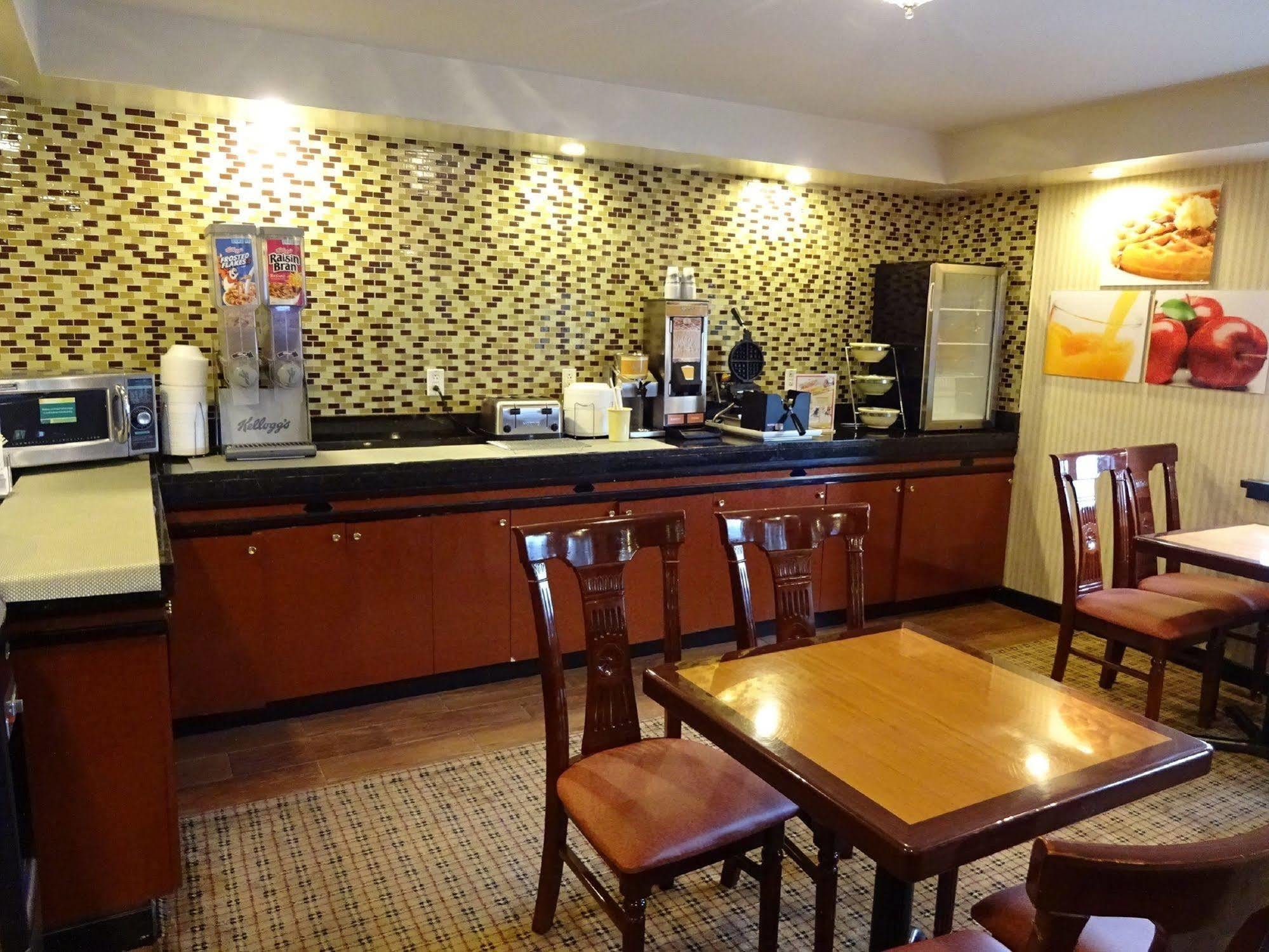 Red Roof Inn Hartford - Vernon Экстерьер фото